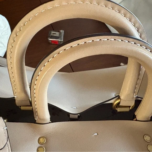 Coach Cream Leather Women's Bag - Picture 7 of 12